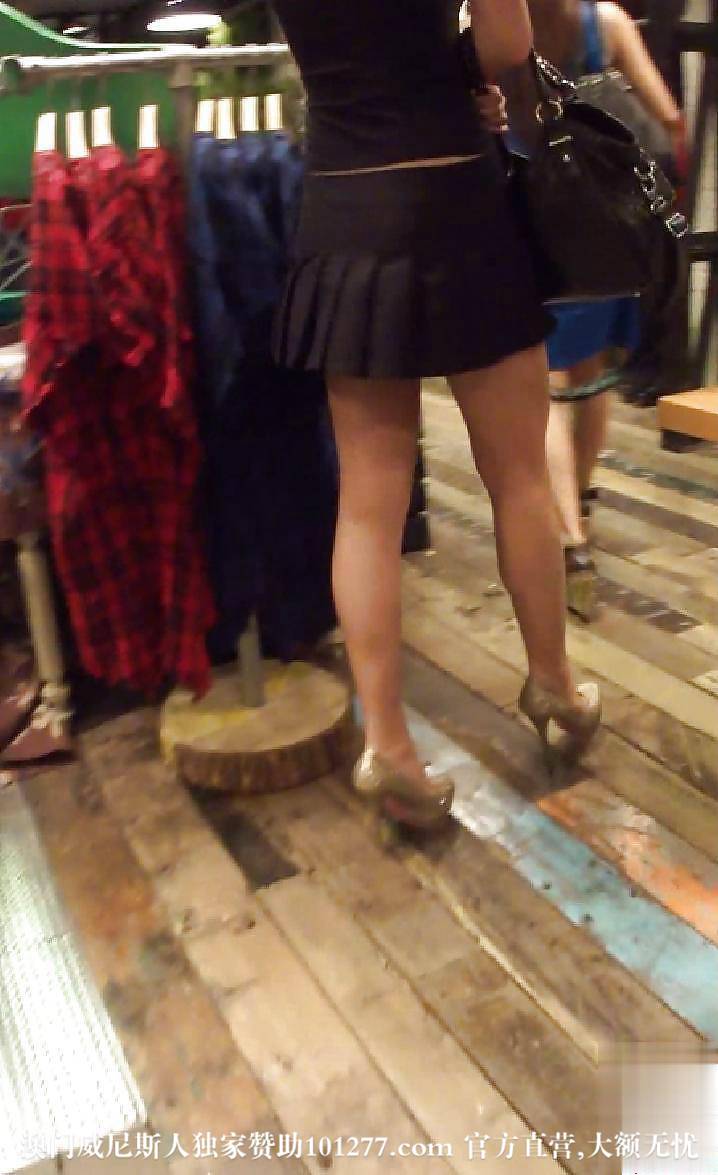 黑衣美女紧跟,终于被我逮到机会,抄她裙底【14P】