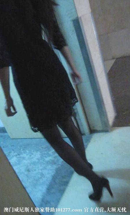 美女现场试穿黑丝袜,超级性感!【12P】
