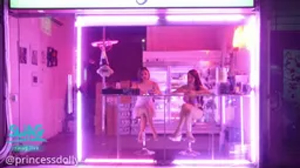 【SWAG】騷浪檳榔姐妹花被男客人從檳榔攤帶回出租套房⋯（上）